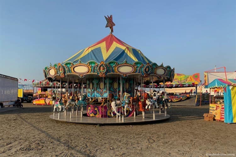 Instalan rueda de la fortuna en playa de Boca del Río