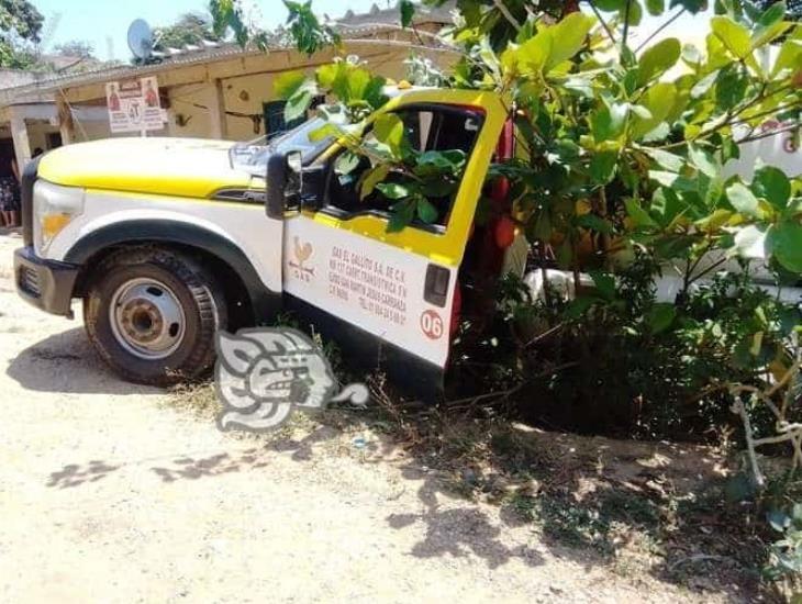 Pipa gasera sin frenos casi mata a familia en Acayucan