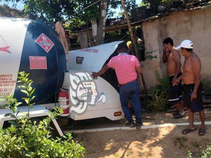 Pipa gasera sin frenos casi mata a familia en Acayucan