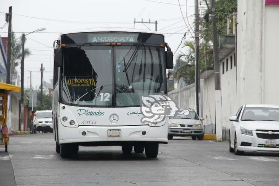 Sujetos armados asaltan a autobús y despojan de pertenencias a 20 pasajeros en Fortín