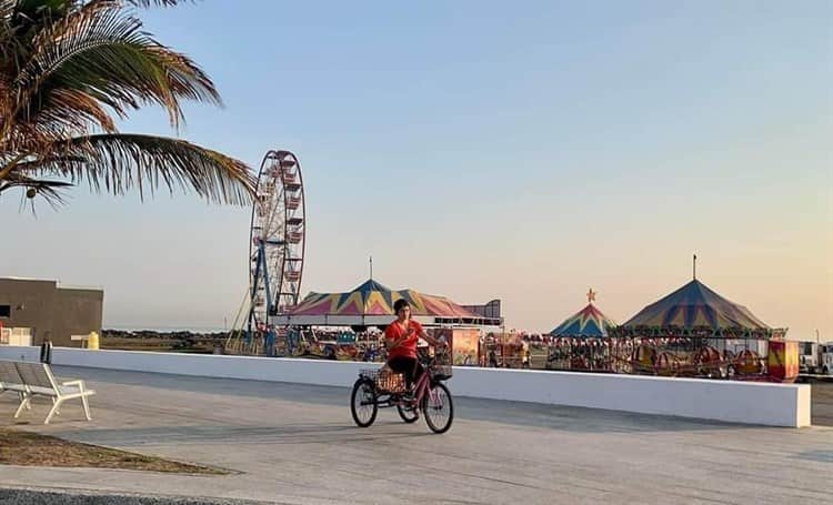 Instalan rueda de la fortuna en playa de Boca del Río