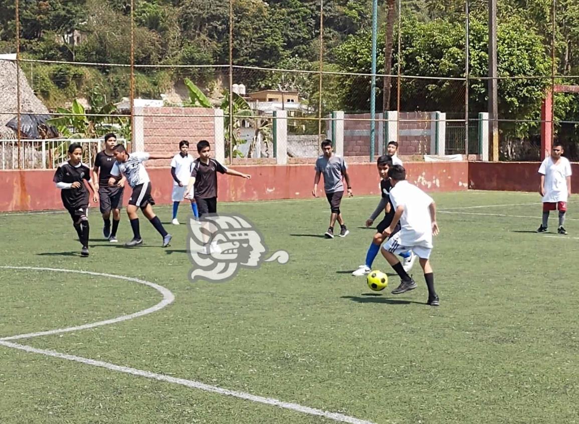 Participan estudiantes en evento deportivo para fomentar la convivencia 