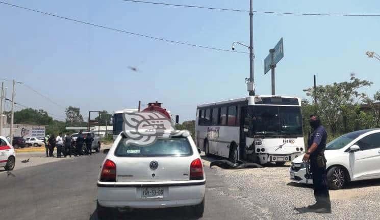 Chocan camioneta y autobús en la desviación de Oteapan