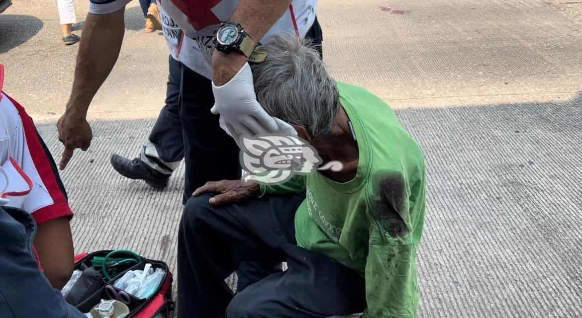 Suturan cabeza a abuelito tras sufrir caída en Coatzacoalcos