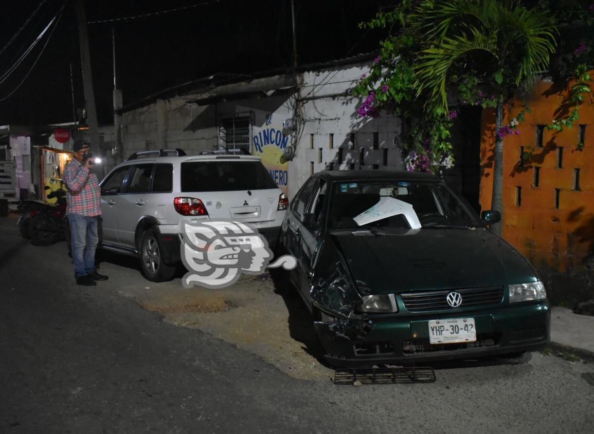 Camioneta choca a vehículos estacionados en Acayucan