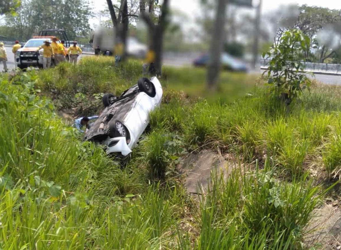 Pierde el control y termina volcado en la autopista Cosoleacaque-Nuevo-Teapa