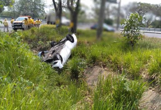 Pierde el control y termina volcado en la autopista Cosoleacaque-Nuevo-Teapa