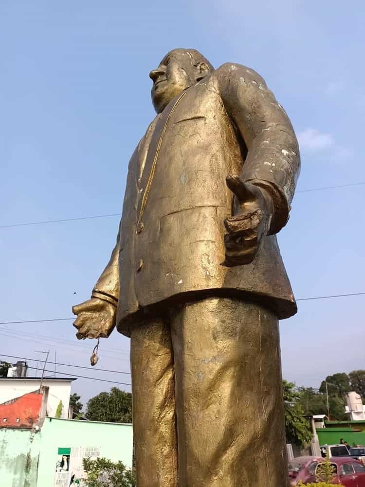 Le mochan los dedos a estatua en municipio de Veracruz