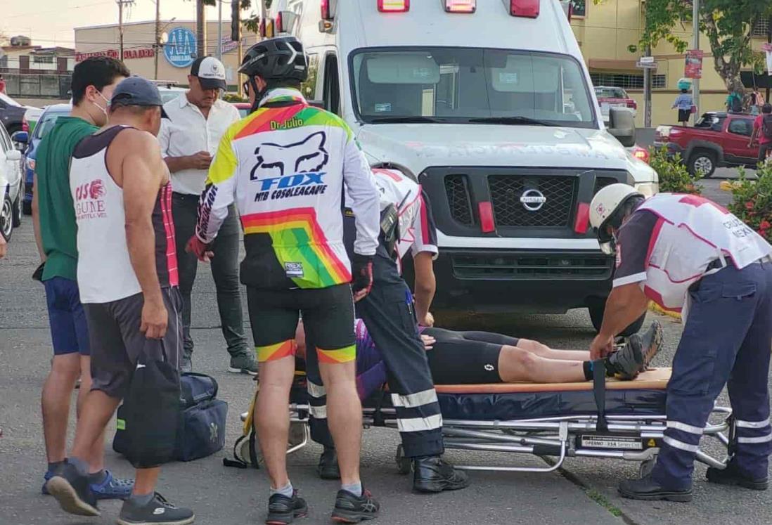 Golpea a ciclista al abrir repentinamente la puerta de su carro