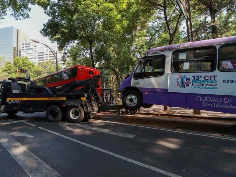 Suspenden a empresa de autobús que chocó con Metrobús en Reforma