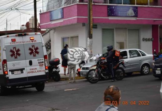 Ahora sobre Américas; otro motociclista choca contra un auto en Xalapa