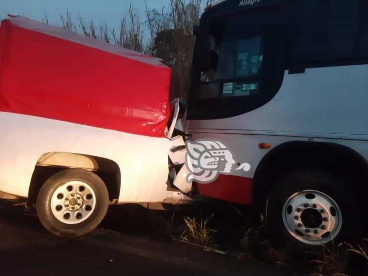 Chocan autobús y camioneta en la Omealca-Tezonapa; hay 3 muertos y 10 heridos