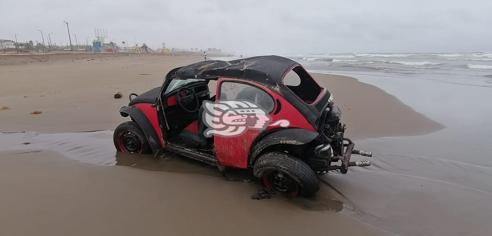 Abandonan vehículo accidentado en playa local