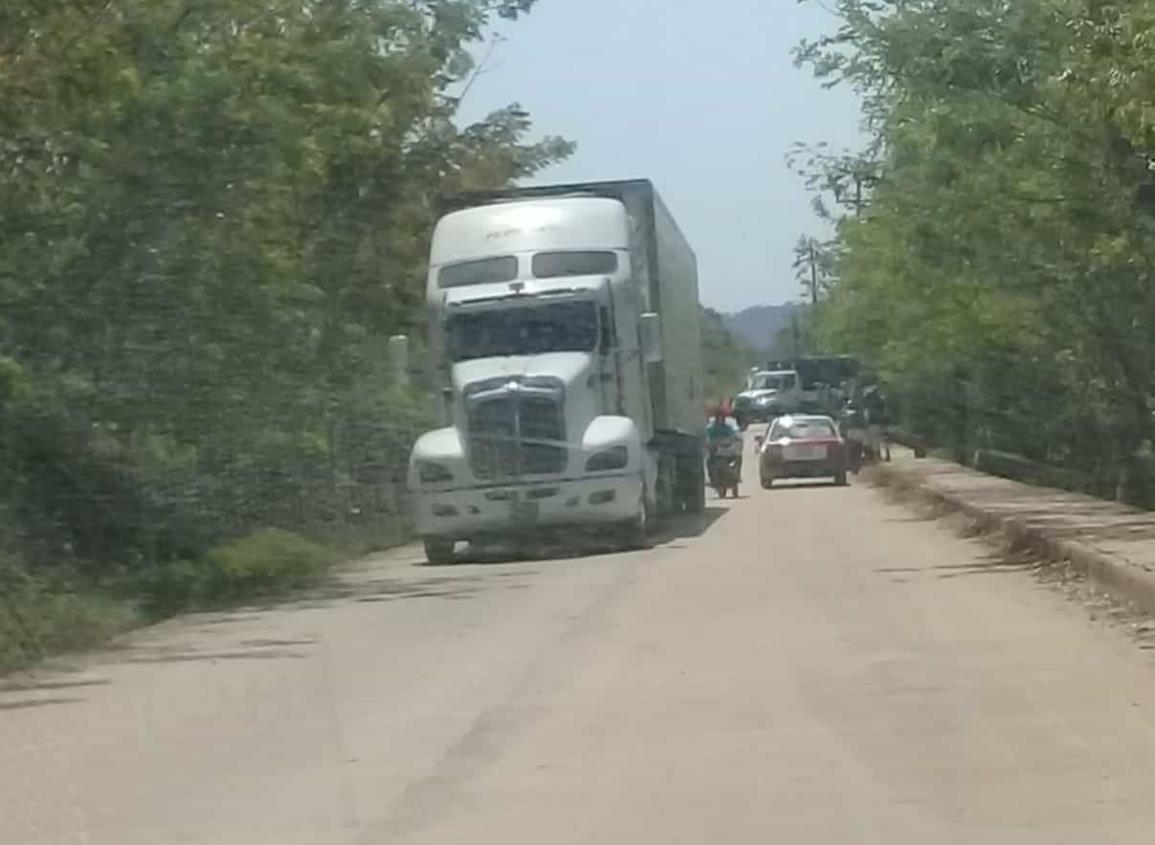 Intervienen elementos de la GN tráiler en el que eran transportados migrantes