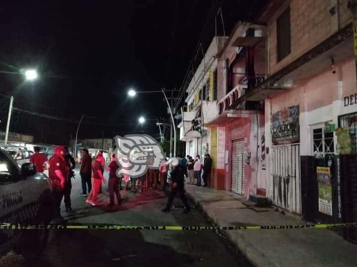 Hombres armados balean depósito de venta de cervezas en Oteapan