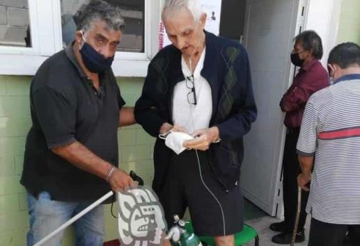 La gente acudió a votar hasta con tanque de oxígeno