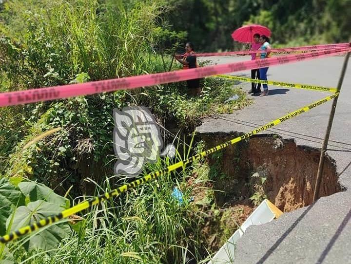 Deslaves y grietas en carretera Las Choapas-Cerro de Nanchital