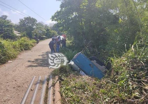 Camioneta termina entre el monte en carretera de Las Choapas