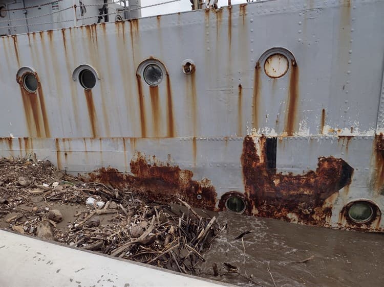 Cañonero Guanajuato, abandonado y oxidado en Boca del Río