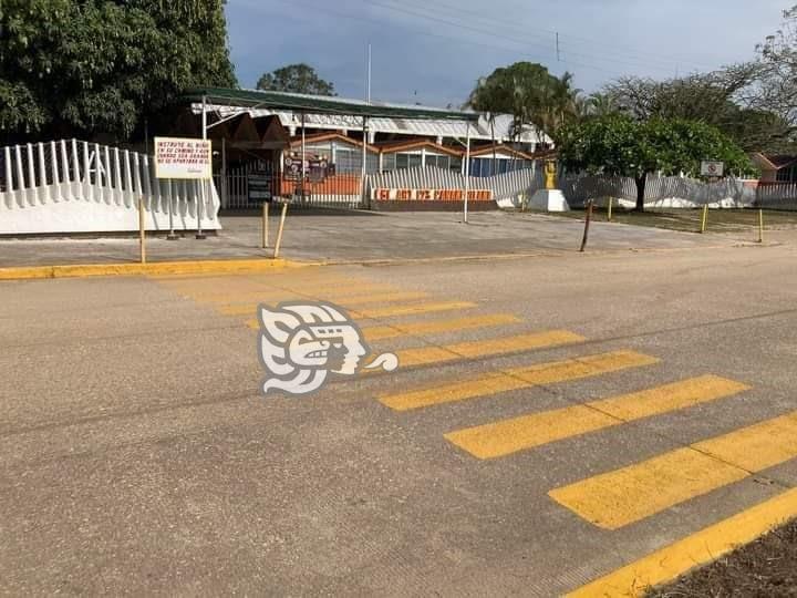 Pintan tránsitos pasos peatonales frente a primaria de Jáltipan