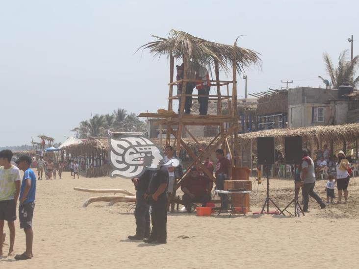 ‘Combaten’ temperaturas de 37 grados en playas de Agua Dulce