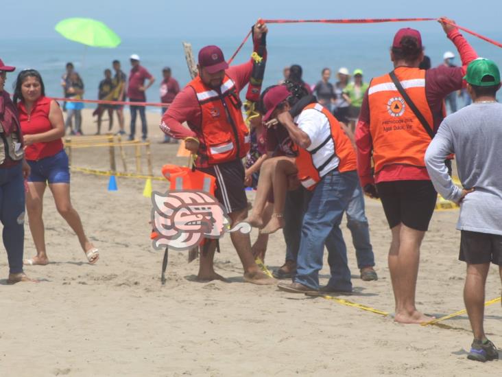 ‘Combaten’ temperaturas de 37 grados en playas de Agua Dulce