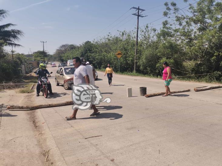 Bloqueo carretero en Pollo de Oro; llevan más de 12 hora sin luz