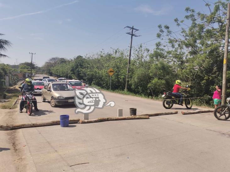 Bloqueo carretero en Pollo de Oro; llevan más de 12 hora sin luz