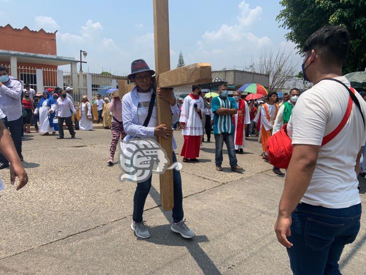 Con fe, esperanza y mucho calor realizan viacrucis en Acayucan