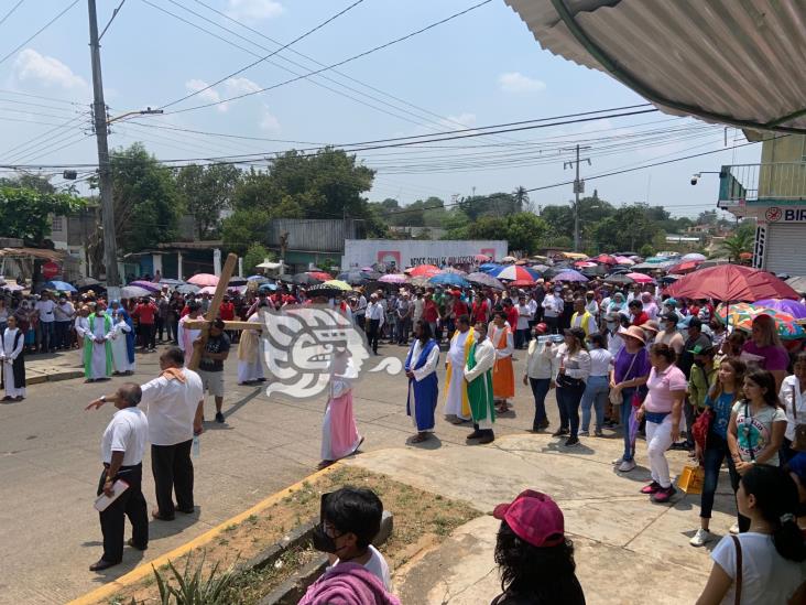 Con fe, esperanza y mucho calor realizan viacrucis en Acayucan