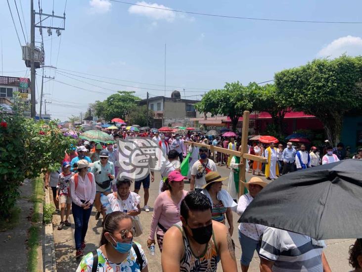 Con fe, esperanza y mucho calor realizan viacrucis en Acayucan