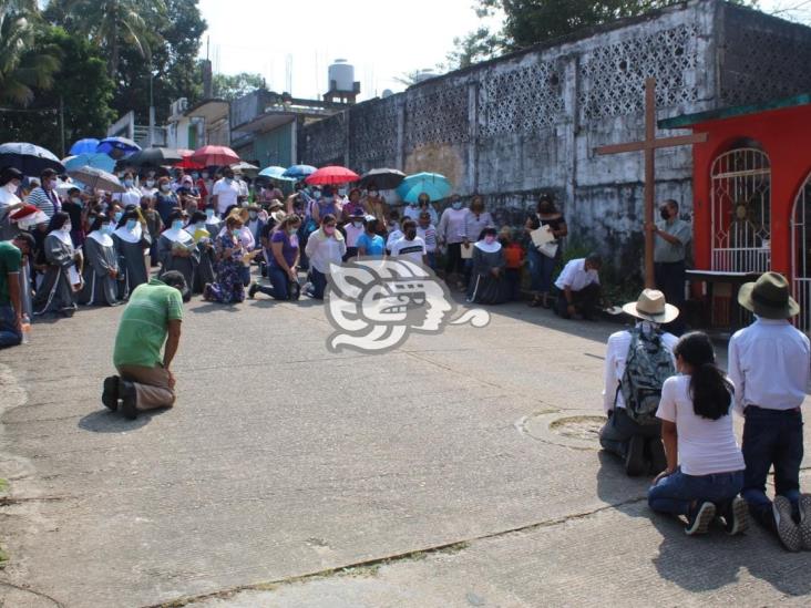 Fieles católicos de Agua Dulce y Las Choapas, recordaron el viacrucis