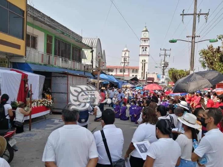 Fieles católicos de Agua Dulce y Las Choapas, recordaron el viacrucis