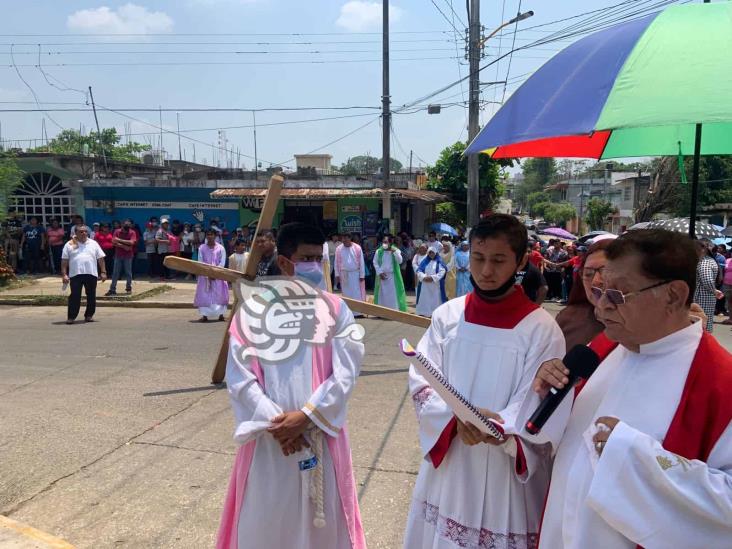 Con fe, esperanza y mucho calor realizan viacrucis en Acayucan