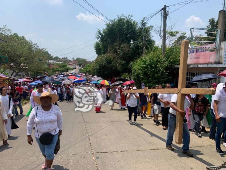 Con fe, esperanza y mucho calor realizan viacrucis en Acayucan