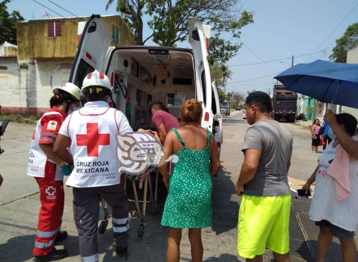 Joven embarazada choca su bicicleta contra camioneta