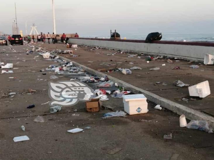 Casi una tonelada de basura dejan en el Malecón tras fiesta masiva