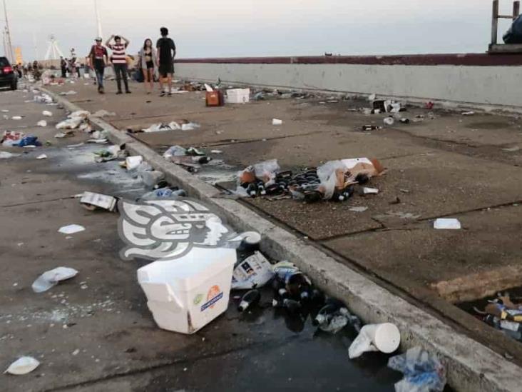 Casi una tonelada de basura dejan en el Malecón tras fiesta masiva