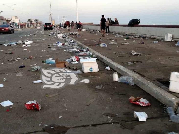 Casi una tonelada de basura dejan en el Malecón tras fiesta masiva