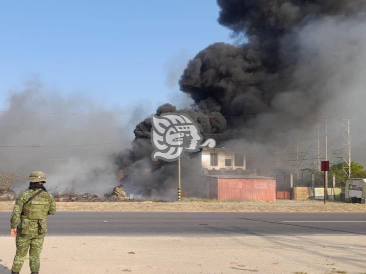 Rescatan a discapacitado tras incendio de matorrales en la Minatitlán-Coatzacoalcos