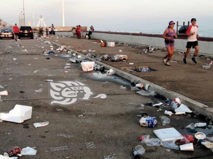 Casi una tonelada de basura dejan en el Malecón tras fiesta masiva