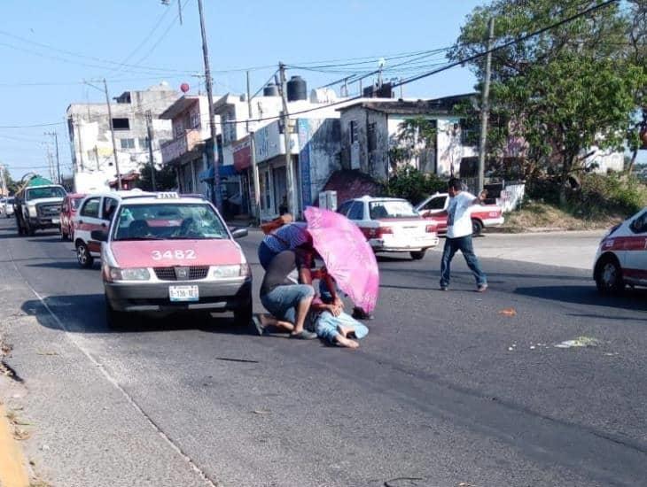 No vio el taxi y terminó en el suelo de la avenida UV