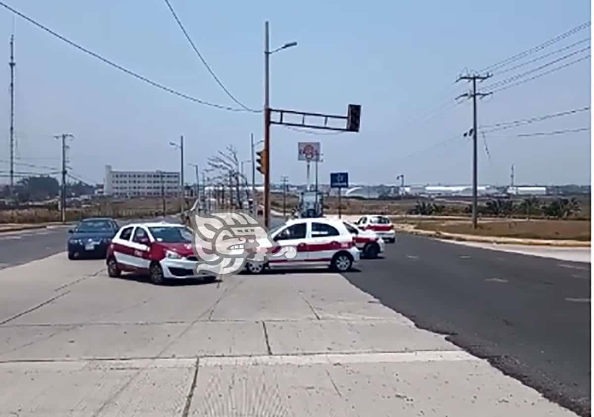 Más de un mes sin funcionar, semáforo en avenida principal de Coatzacoalcos