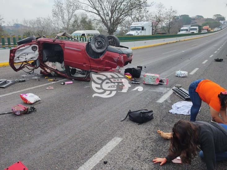 Fuerte volcadura en Carrillo Puerto; una menor herida