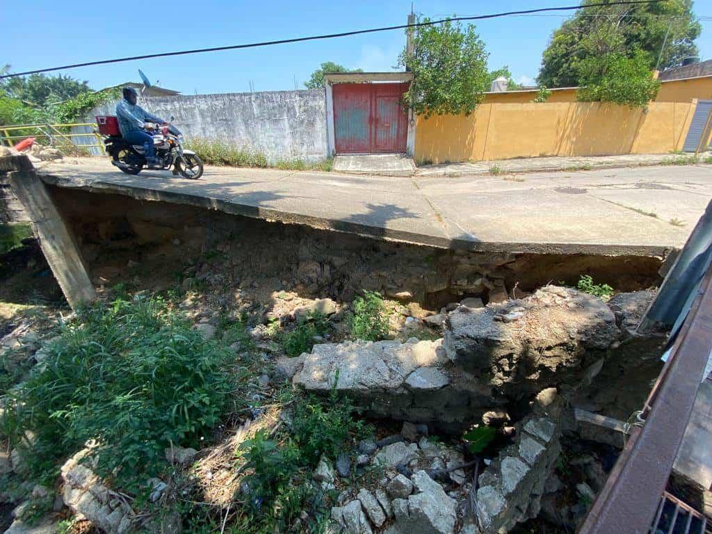 ¡A punto de colapsar !, el puente de la calle Pitágoras de Mina