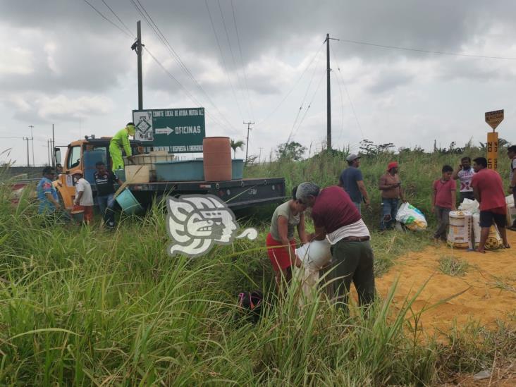 Vuelca góndola cargada de alimento en la Coatza-Villa; se desata rapiña