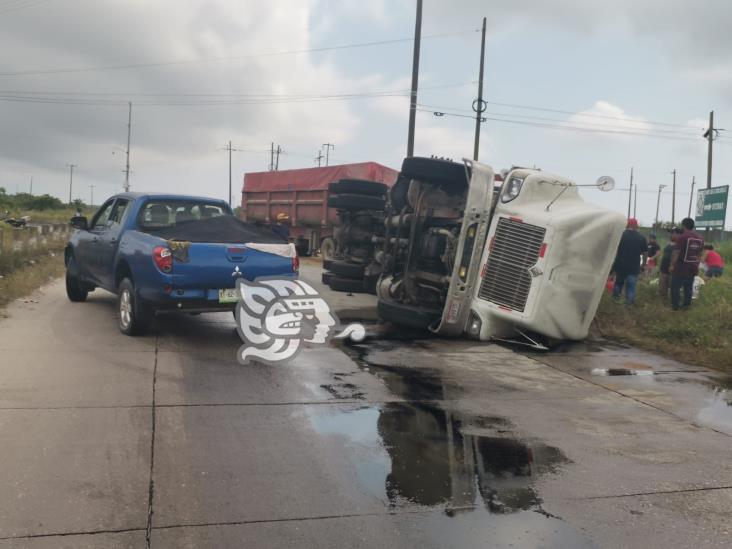 Vuelca góndola cargada de alimento en la Coatza-Villa; se desata rapiña