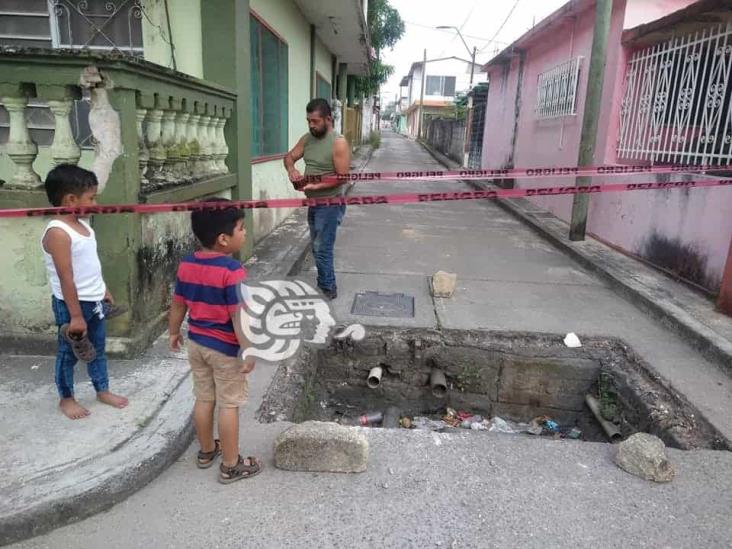 Roban parrillas de alcantarillado en colonias de Las Choapas