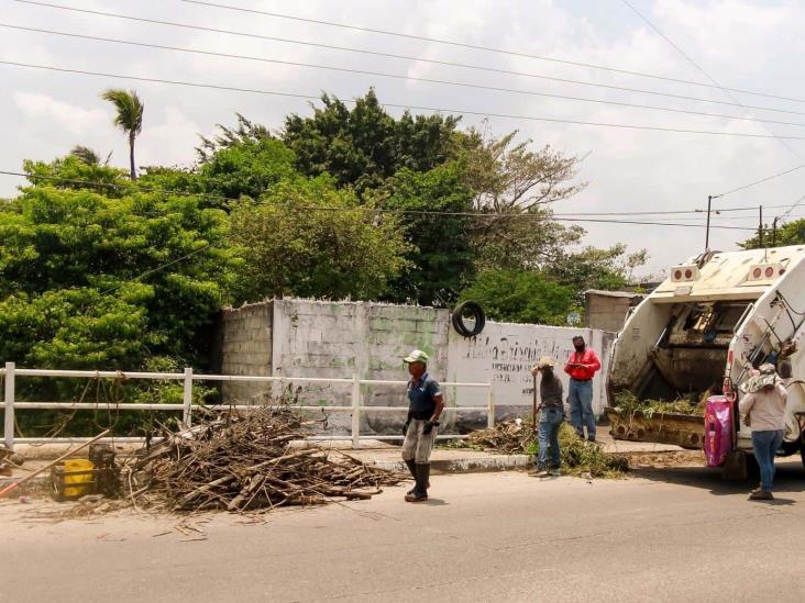 Realizan limpieza y desazolve del arroyo Acotope en Minatitlán 