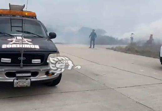 Peligroso incendio de pastizales al poniente de Coatzacoalcos
